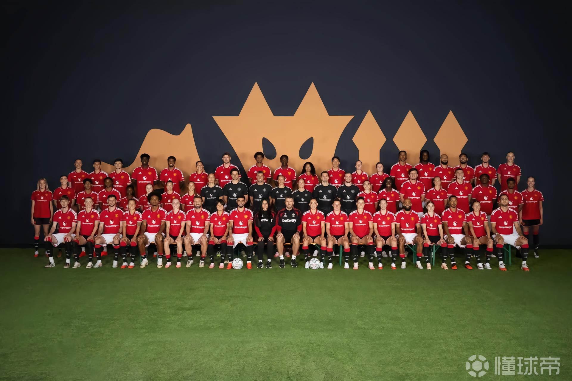 曼联官方发布新赛季全家福，男女足一线队一起合影
